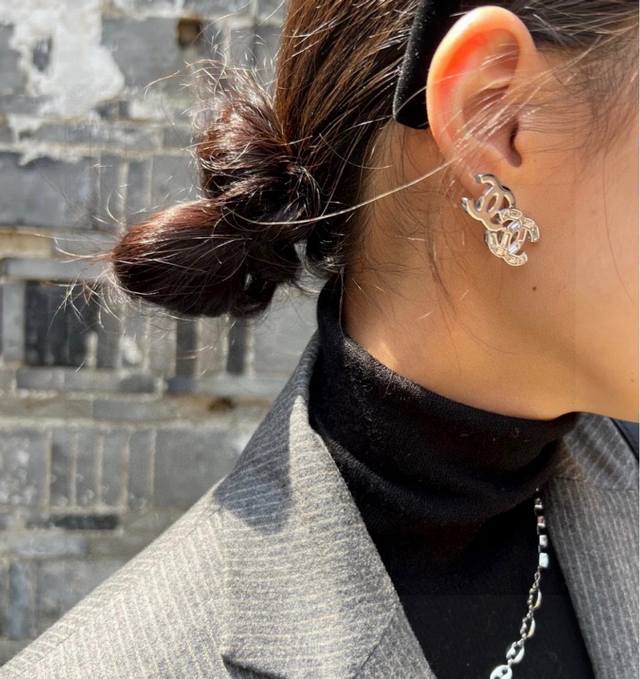 Chanel 小香ab款简约风格镶钻耳钉这款耳环真的超级美看着设计简单但是佩戴效果好看到爆就连我这种小耳垂的也很ok Zp黄铜材质 上耳超气质优雅