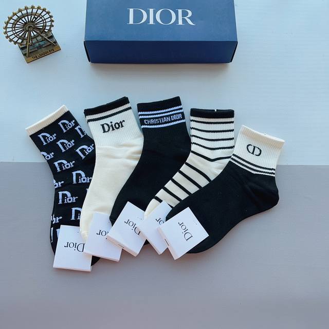配包装 一盒5双 Dior 迪奥 新款字母罗口中筒袜子 爆款字母专柜同步中筒袜 大牌出街 潮人必备超好搭袜子 丝袜