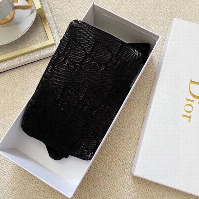 特 配包装 一盒一双 Dior 迪奥经典字母网袜连裤袜 好看到爆炸 欧美大牌丝袜一比一高版本制作 可以看得到的工艺 潮人秋冬必备单品 搭配起来超高逼格 时髦度爆