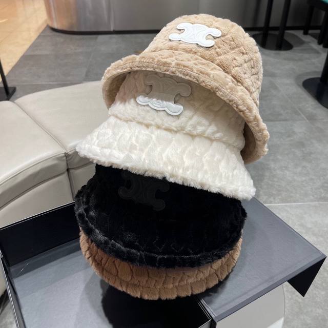 2023赛琳celine新品-Logo渔夫帽 帽子的羊绒用料在冬季里暖和又时尚 不用担心得了风度失了温度 采用的玉米粒织法 帽子为内外两层 帽顶缝针将内层和外层