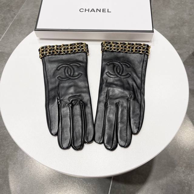 Chanel香奈儿最新链条触屏手套 采用进口山羊皮加绒里 性价比非常高 女神必备码数 M L