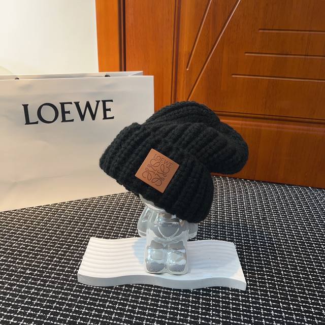 Loewe 罗意威秋冬针织毛线帽 经典版型~百搭的针织毛线帽对穿搭非常加分 弹性好 男生女生都能冲 品质超赞 做大加厚设计 保暖又显脸小