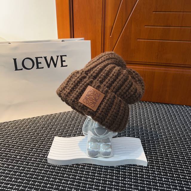 Loewe 罗意威秋冬针织毛线帽 经典版型~百搭的针织毛线帽对穿搭非常加分 弹性好 男生女生都能冲 品质超赞 做大加厚设计 保暖又显脸小