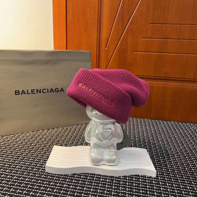 针织堆堆帽 巴黎世家 Balenciaga 今年超爱的一款堆堆帽 简直就是大头女孩的福音 显得头和脸的很小 还能修饰头型 一整个爱住了 而且堆堆帽超百搭 基本什