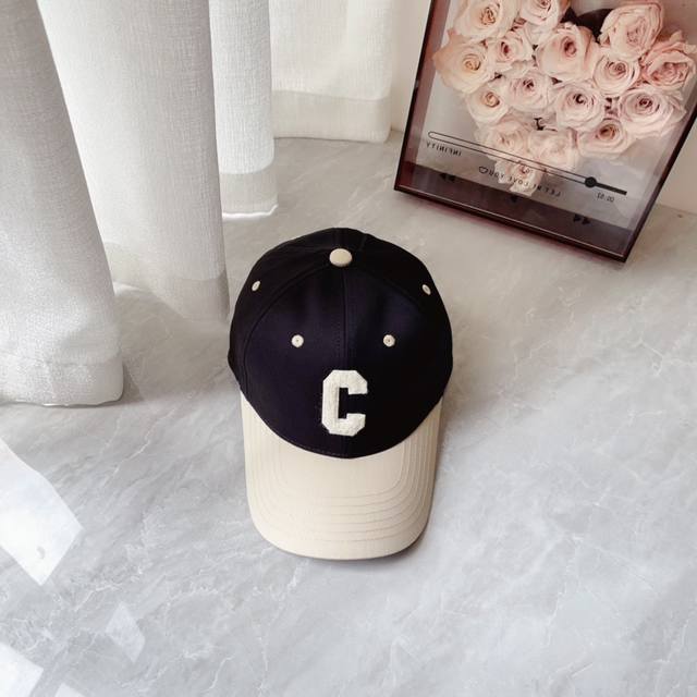 Celine思琳最新款棒球帽 款式很好搭配 慵懒风分分钟展现 素颜显脸小拼色超有品味 太推荐了 谁戴谁好看