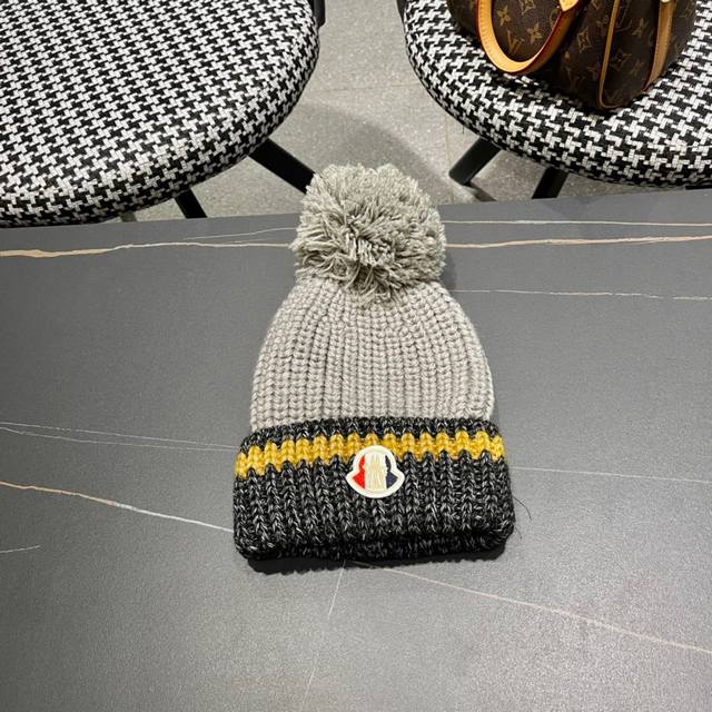 Moncler蒙口秋冬新款拼色潮潮的洋气大毛球保暖实用舒适针织帽毛线帽