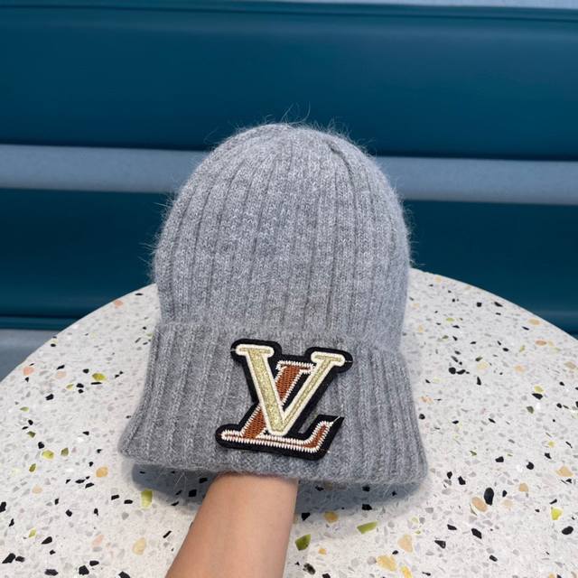 Lv 2023新款羊绒毛渔夫帽完全是超级完美的诠释了甜酷风 简直太爱了上头性感又帅气 毛绒绒的单品哦
