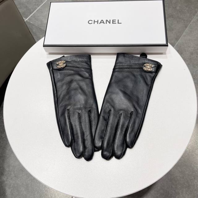 Chanel香奈儿新款女士手套 一级羊皮 皮质超薄柔软舒适 特显手型 质感超群 码数 M L