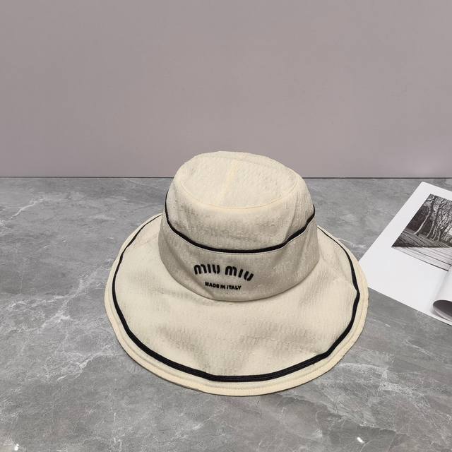 Miu 新款渔夫帽 设计感满满的一款 一改渔夫帽的沉闷 在实用遮阳的同时 上头拍照也非常出片