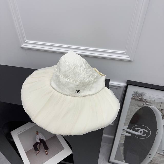 Chanel新款空顶帽来啦 轻奢感十足 高定面料 重工设计款 网纱造型感拉满彩胶拼接 扛得住超强紫外线