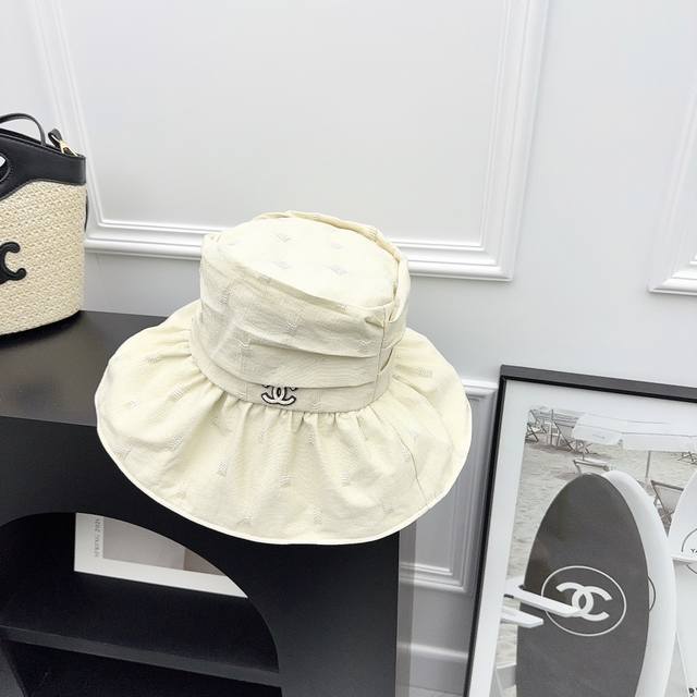 Chanel新款 独家版 小香名媛渔夫帽 气质十足 今年必的大檐帽 凹造型必备 彩胶防晒一绝 美美的度过夏天
