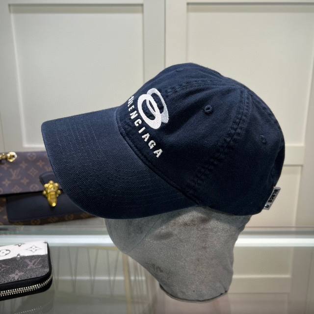 高版本 巴黎世家 高端洗水系列纯棉棒球帽 简约 但是超酷的的一款 男女同款 高品质超细透气棉 高版本的帽顶不是硬硬的市场版本噢 拿货认准版本