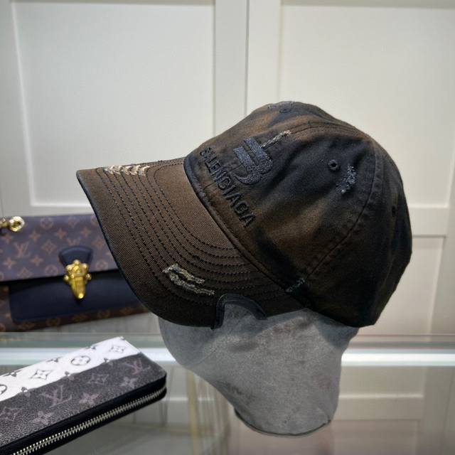 高版本 巴黎世家 高端洗水系列纯棉棒球帽 简约 但是超酷的的一款 男女同款 高品质超细透气棉 高版本的帽顶不是硬硬的市场版本噢 拿货认准版本