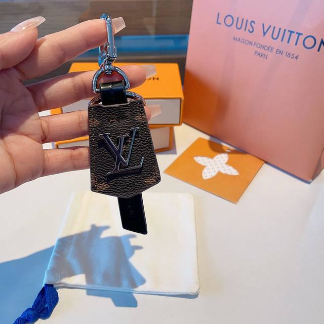特批 Louis Vuitton官网m63620 Lv Cloches-Cles包饰与钥匙扣 借鉴旅行袋中的钥匙扣设计 可满足各种时尚品味的实用配饰 新版mon - 点击图像关闭