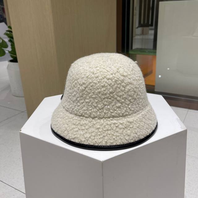 Chanel香奈儿 2023新款高品质 羊羔毛女款后开衩设计渔夫帽 大牌风格 质感很棒