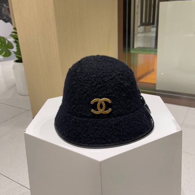 Chanel香奈儿 2023新款高品质 羊羔毛女款后开衩设计渔夫帽 大牌风格 质感很棒