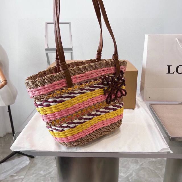 火爆的罗意威 Loewe Basketa 夏日编织菜篮子 草编包 很有好感的一个basket. 纯手工编织带着loewe经典棕leather跟手提袋对罗意威这个