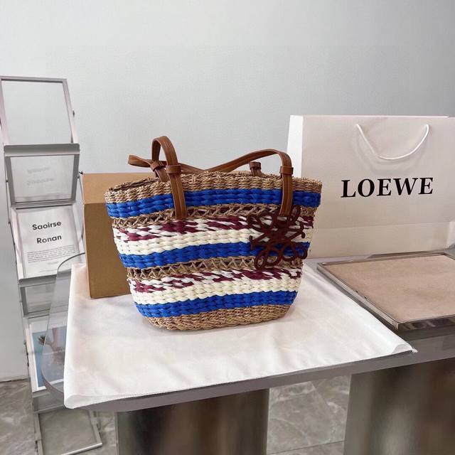 火爆的罗意威 Loewe Basketa 夏日编织菜篮子 草编包 很有好感的一个basket. 纯手工编织带着loewe经典棕leather跟手提袋对罗意威这个 - 点击图像关闭
