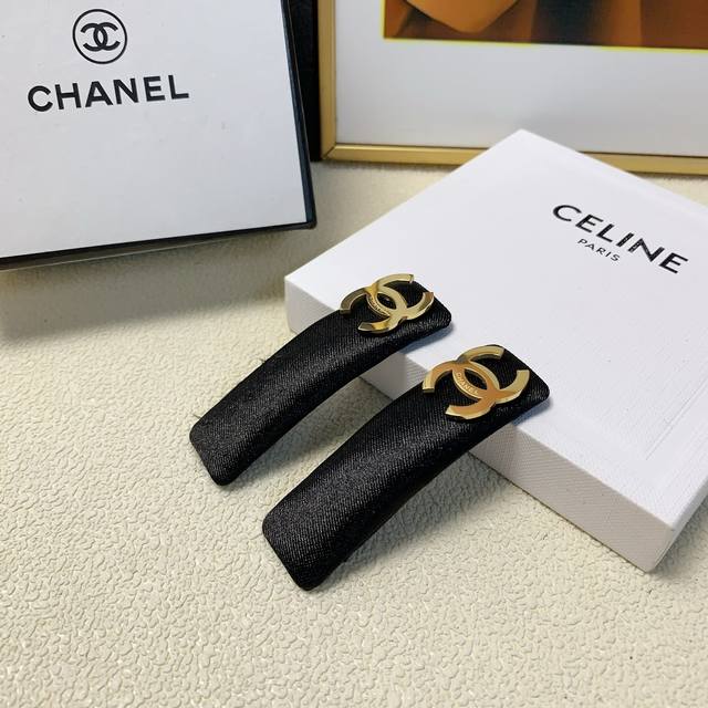 Chanel小香 Chanel发夹 钛钢logo边夹bb夹 气质百搭小仙女必入单品 宝藏款 闭眼入推荐款 一对0 1319076