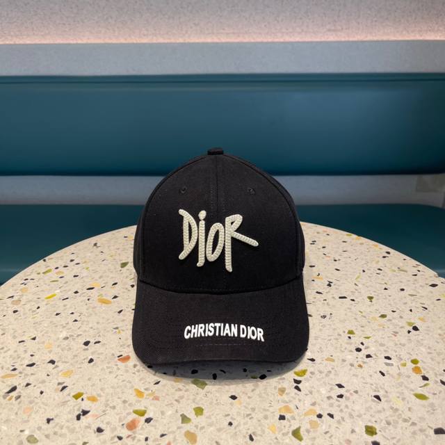 Dior迪奥官网同步新款发布 D家棒球帽 整个帽子质感超级好 上头效果很nice 御姐都可出众 超级火爆
