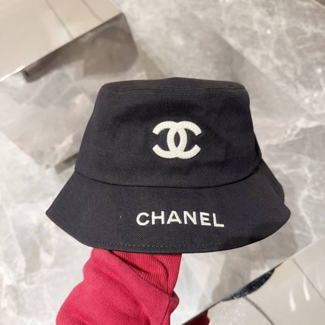 Chanel 香奈儿 新款渔夫帽 帽型完美 各种头型可以随心驾驭 赫本风帽型 修饰脸型 遮阳效果更佳 头围:58Cm - 点击图像关闭