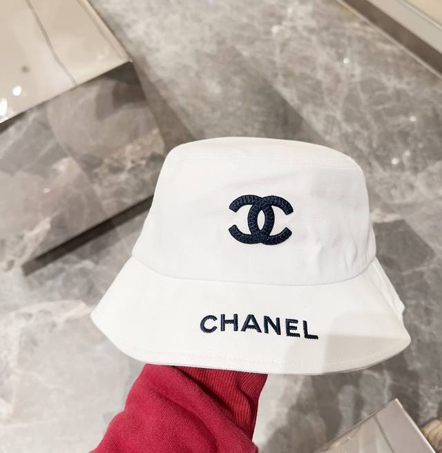 Chanel 香奈儿 新款渔夫帽 帽型完美 各种头型可以随心驾驭 赫本风帽型 修饰脸型 遮阳效果更佳 头围:58Cm - 点击图像关闭