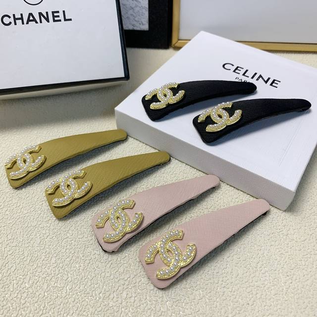 Chanel小香 Chanel发夹 珍珠logo边夹bb夹 气质百搭小仙女必入单品 宝藏款 闭眼入推荐款 一对