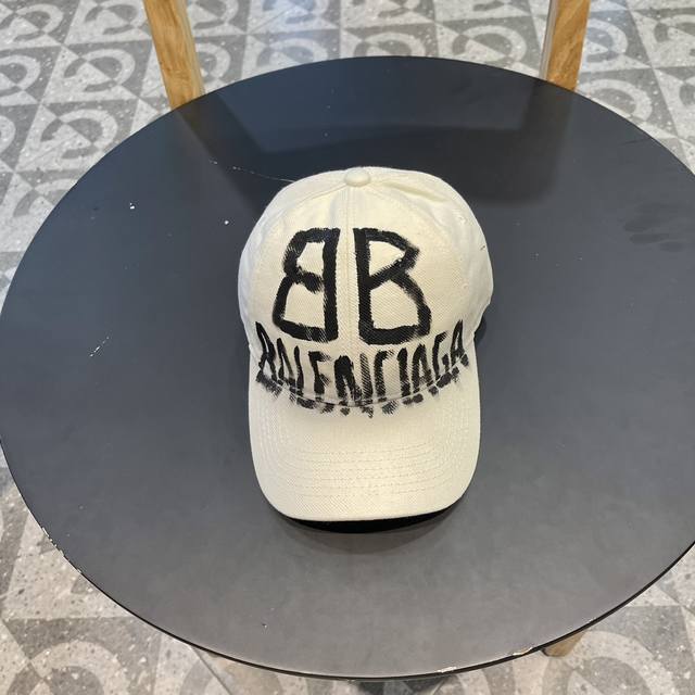 Balenciaga巴黎世家新款画画logo棒球帽 很酷的色系 男女佩戴都有不同style 第一批抢先出货 巴黎粉必入款