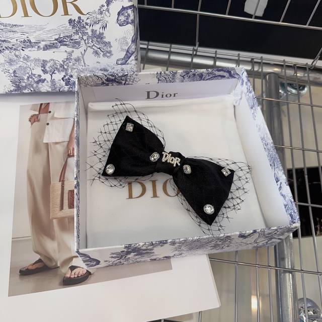 配包装盒 Dior 迪奥 最新爆款弹簧顶夹 一眼看过去好美啊 网纱设计搭配精致的logo 时尚又百搭 小姐姐必入款