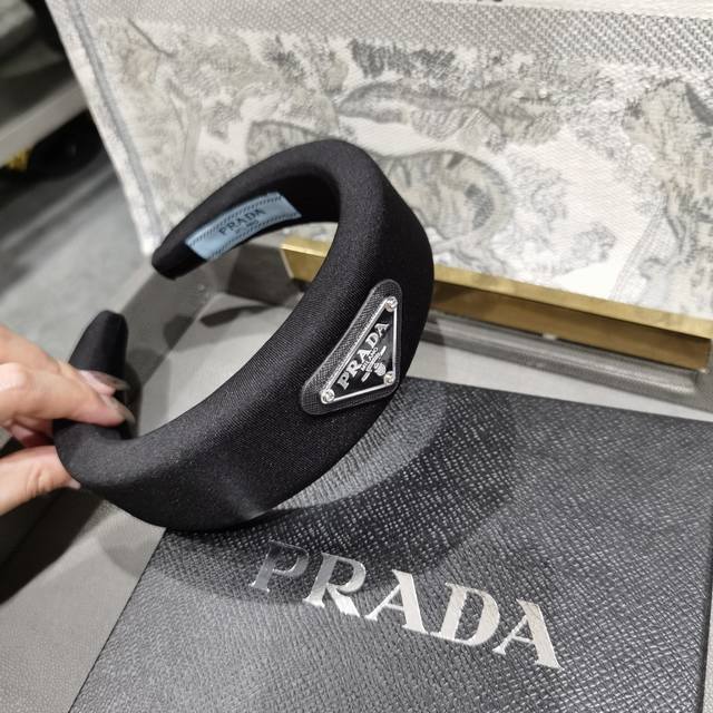 Prada 今年爆得连头箍都不放过 最高版本 没有之一