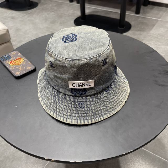 Chanel香奈儿新款牛仔蓝复古款渔夫帽 节假日旅游带它出去美美哒 中古款哟.这种帽子不容易撞款 现货 - 点击图像关闭