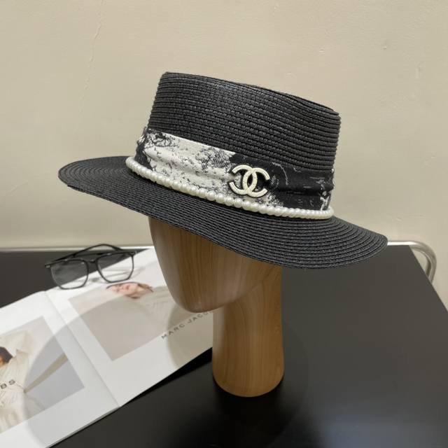 Chanel香奈儿 2024的新款草编遮阳平顶草帽沙滩风 简约大方 百搭单品 出街首选 新款帽型超美腻 新品上架