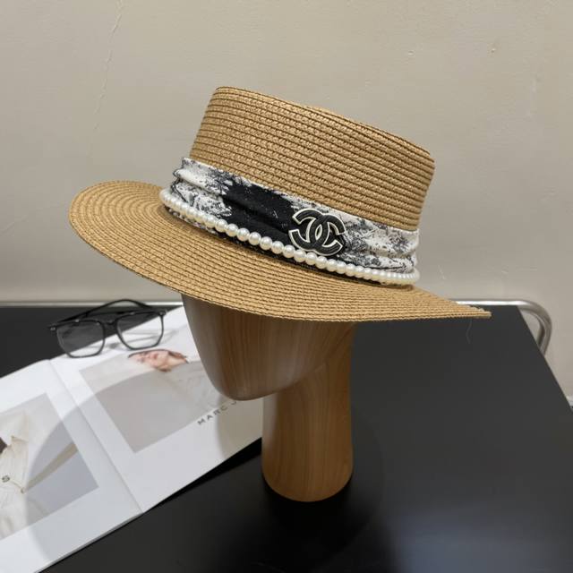 Chanel香奈儿 2024的新款草编遮阳平顶草帽沙滩风 简约大方 百搭单品 出街首选 新款帽型超美腻 新品上架