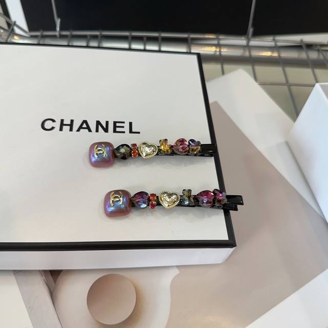 配包装盒 一对 Chanel 香奈儿 最火爆新款边夹刘海夹 幻彩系列 绝美的一款 时尚潮品 实物更好看