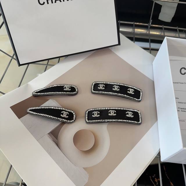 配包装盒 一对 Chanel 香奈儿 最新小香边夹刘海夹 简单实用 时尚潮流 小仙女必备