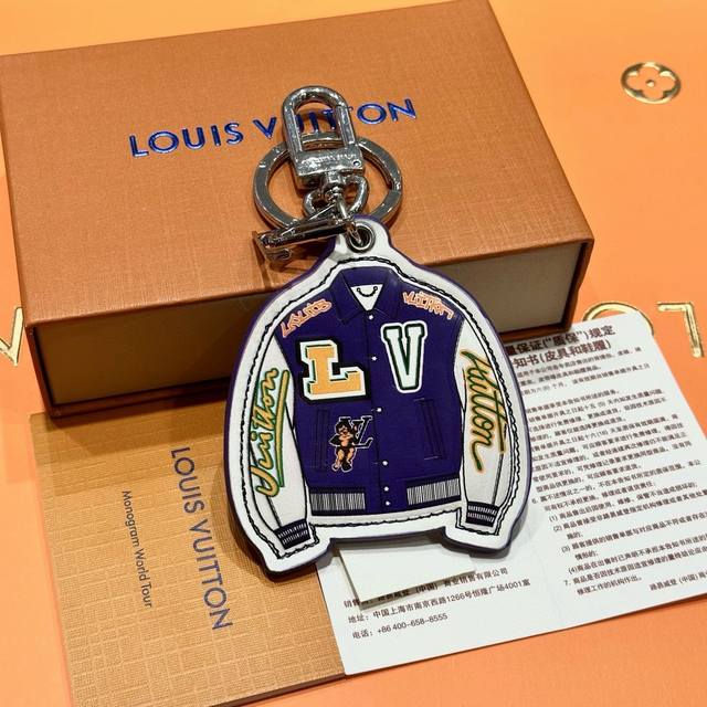 元配图片原版包装 Louis Vuitton官网m68197 Twist包饰与钥匙扣 此款twist包饰拥有风格活泼而生动的twist标识 极为时髦的设计元素
