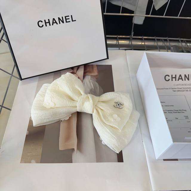 配包装盒 Chanel 香奈儿 最新爆款小香发夹顶夹 夏日小清新系列 小花朵超级好看 时尚潮品 小仙女必备