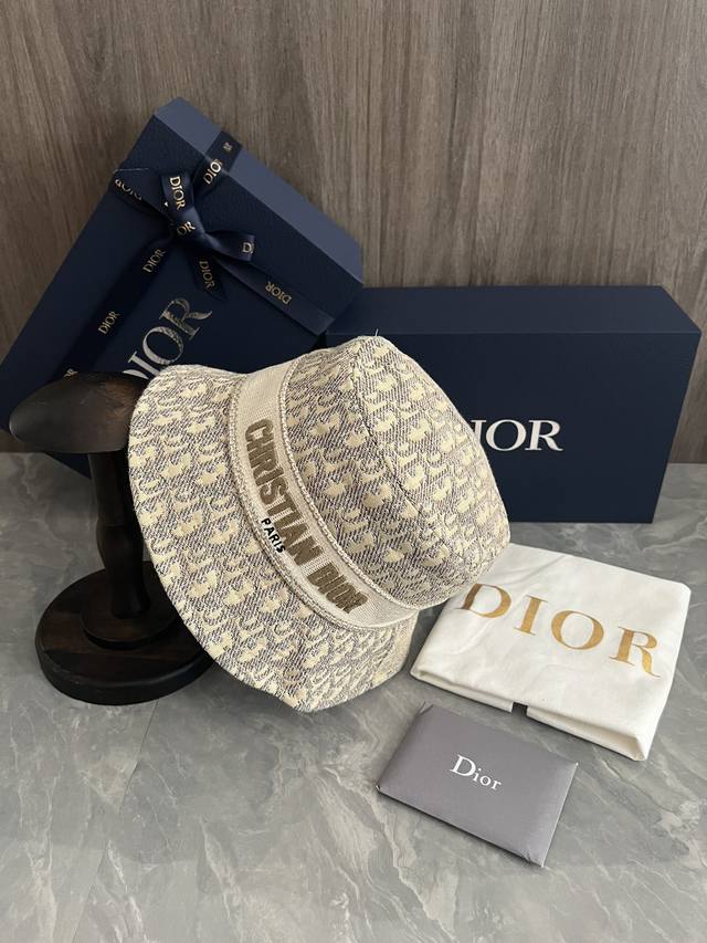 Dior渔夫帽超名媛 加深帽型更显气质 大写字母 Christian Dior Paris 徽标装饰的对比鲜明的饰边 可为各种外观增添休闲气息 蓝色 米色 浅灰