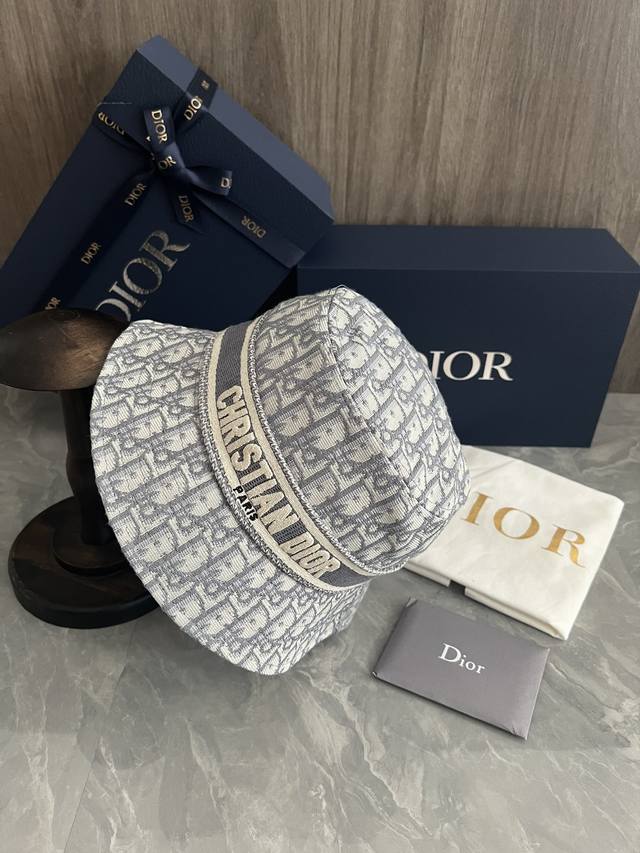 Dior渔夫帽超名媛 加深帽型更显气质 大写字母 Christian Dior Paris 徽标装饰的对比鲜明的饰边 可为各种外观增添休闲气息 蓝色 米色 浅灰