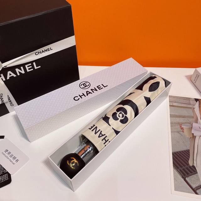 Chanel 香奈儿 复古风 极品小香火爆自动伞重磅呈现 卓越的品质和精湛制作工艺让其成为品位与质量并存的一件作品 全自动一键开收 带给你举手投足间的享受 伞面 - 点击图像关闭