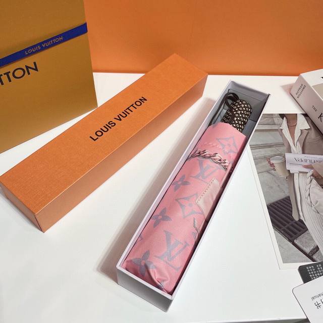 Louis Vuitton 路易威登 最新爆款来袭 专柜夏季新款 全自动折叠晴雨伞 新涂层技术深色伞布 带来令人惊喜的遮光效果 让防晒及隔热性能更优保障 伞骨的