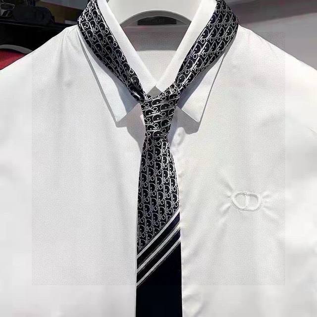 配包装 这款领带采用灰色桑蚕丝精心制作 饰以 Oblique 印花 点缀以灰色和白色提花条纹图案提升格调 优雅精致 可与各式西装搭配 为造型增添图案元素 Obl