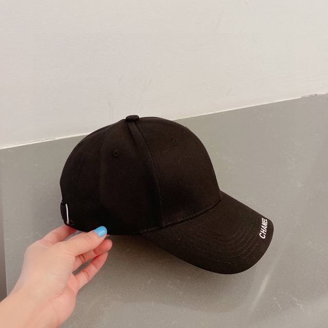 Chanel香奈儿新款鸭舌帽 高品质棒球帽 黑 白两色 头围57Cm左右