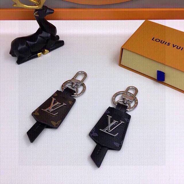 配图片原版包装 Louis Vuitton官网m63620 Lv Cloches-Cles包饰与钥匙扣 借鉴旅行袋中的钥匙扣设计 可满足各种时尚品味的实用配饰