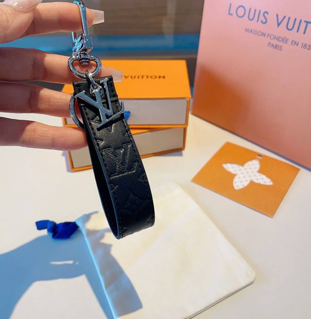 Louis Vuitton官网款 Lv Cloches-Cles包饰与钥匙扣 Monogram Eclipse Dragonne 包饰与钥匙扣此款dragonn