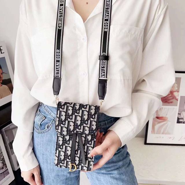 Dior手机包 斜挎包通用款 刺绣马鞍包 可装2部手机 搭配刺绣织带肩带 可以调节长度 尺寸:17Cm*10Cm*3Cm