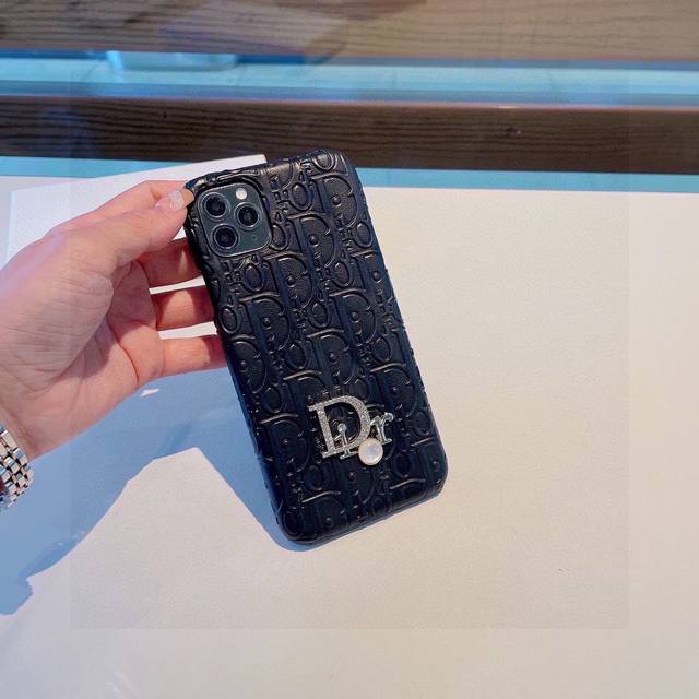 Dior迪奥浮雕压花迪奥字母油边手机壳 型号 为了不出现报错型号 请打开本机查看手机设置显示的型号 Iphone15Pro Max 6.7 Iphone15Pr