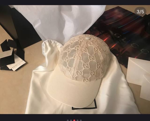 吉娜同款的gucci蕾丝鸭舌帽 简单细节来一下 蕾丝刺绣 细密针织搭配双g 刺绣logo标 满满都是精致细节 帽子没啥好说的了 帽型和做工最容易对比出 特别这种