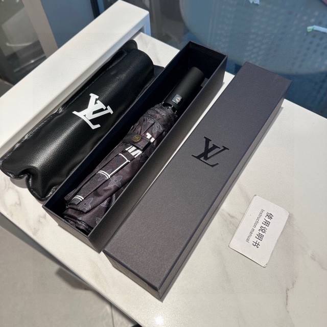 Louis Vuitton 路易威登 三折自动折叠晴雨伞 新涂层技术深色伞面 拥有令人惊喜的遮光效果