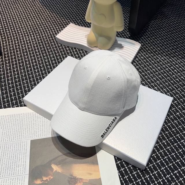 巴黎世家 Balenciaga棒球帽 定制机织精密刺绣原版布 线条分明 简洁很显时尚 拼色logo高档 演绎极简风特色 令格调随之提升